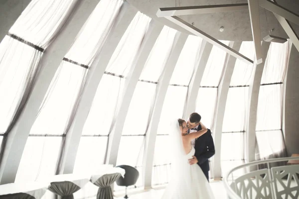 Casal feliz encantador do casamento, noiva com vestido branco longo posando na cidade bonita — Fotografia de Stock