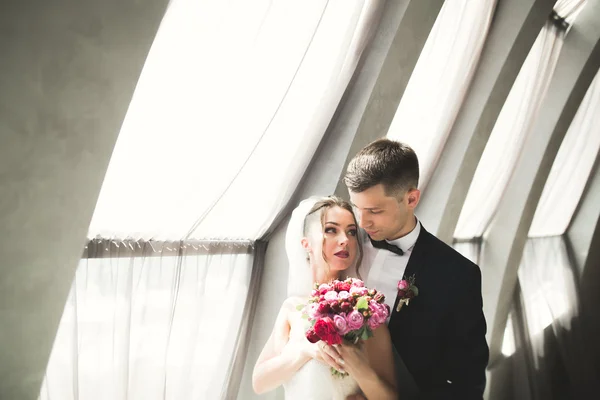 Retrato de casal feliz recém-casamento com buquê — Fotografia de Stock