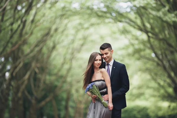 Liebespaar. Junge und Mädchen spazieren im schönen Park — Stockfoto