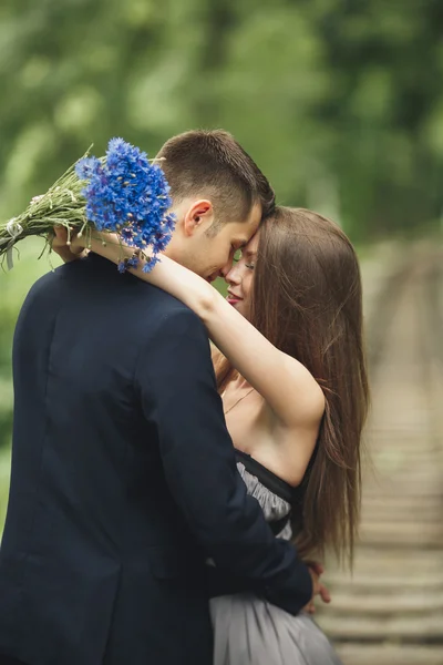 Bonito jovem casal posando ao ar livre após a cerimônia — Fotografia de Stock