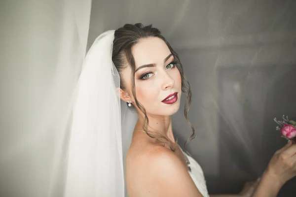 Hermosa novia joven con maquillaje y peinado en el dormitorio, mujer recién casada preparación final para la boda. Chica feliz esperando novio. Retrato de enfoque suave —  Fotos de Stock