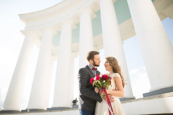 Casamento de luxo casal, noiva e noivo posando na cidade velha — Fotografia de Stock