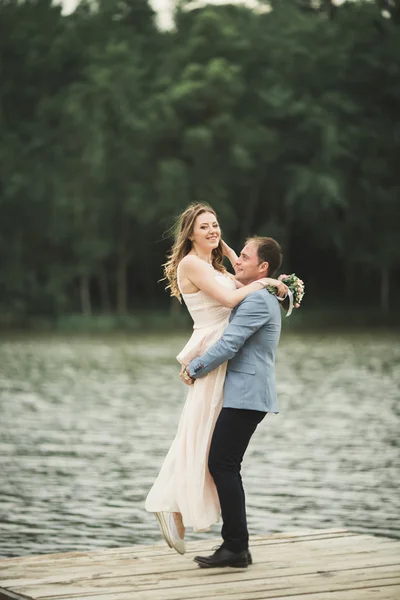 Mariée portant fiancée près du lac et de la forêt — Photo
