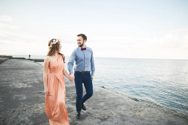 Hermosa pareja amorosa, orgullo con vestido largo caminando en el muelle — Foto de Stock