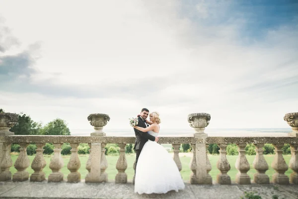 Hermosa boda romántica pareja de recién casados abrazos cerca del viejo castillo — Foto de Stock