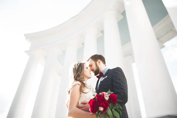 Casamento de luxo casal, noiva e noivo posando na cidade velha — Fotografia de Stock