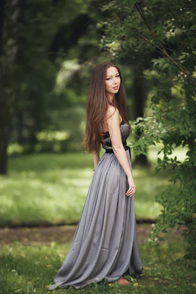 Beleza menina romântica ao ar livre. Modelo adolescente com vestido casual no parque. Blowing Long Hair . — Fotografia de Stock