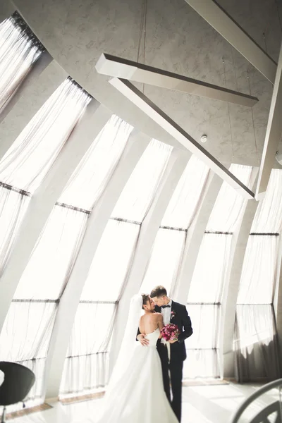 Casal feliz encantador do casamento, noiva com vestido branco longo posando na cidade bonita — Fotografia de Stock