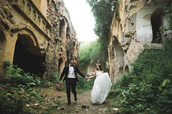 Magnifique conte de fées couple nouvellement marié câlin près du vieux château médiéval — Photo