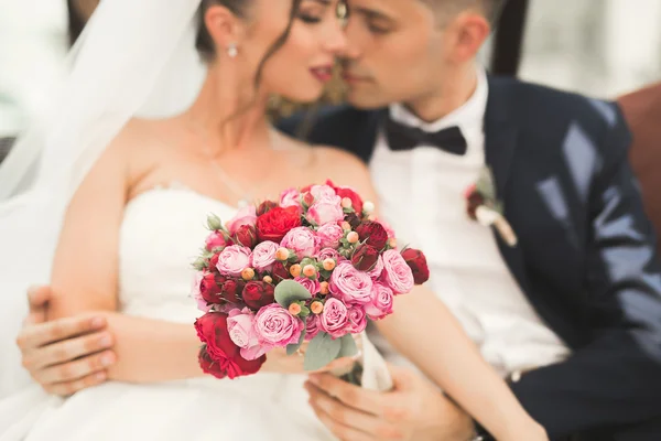 Portrait of happy newly wedding couple with bouquet — Stock Photo, Image