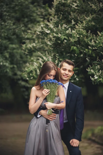 Beau jeune couple posant à l'extérieur après la cérémonie — Photo