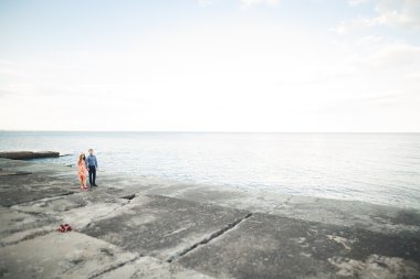 Düğün çift, Gelin, damat yürüyüş ve iskelede poz