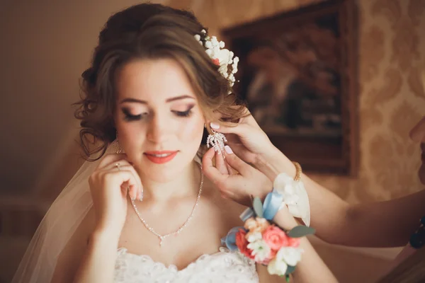 Portret van de mooie bruid met mode sluier en jurk op de ochtend van de bruiloft — Stockfoto