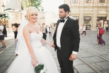 Lüks evli çift, gelin ve damat eski şehirde poz veriyor.