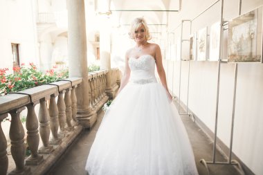 Güzel bir sarışın romantik portresi. Fotoğraf güneşli parlak renkler