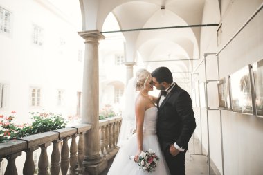 Güzel, mutlu bir düğün çifti, güzel şehirde uzun beyaz elbiseli bir gelin.