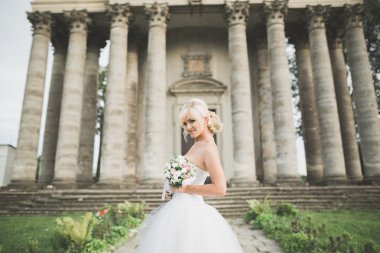 Güzel şık sarışın gelin eski kale poz