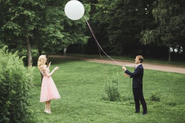 Sevgi dolu birkaç arka plan üzerinde batan güneşin. Yeni evli. Gün batımında yürümek