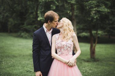 Genç çift eğleniyor ve güzel doğanın tadını çıkarıyor.