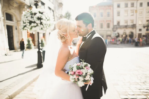 Casamento de luxo casal, noiva e noivo posando na cidade velha — Fotografia de Stock