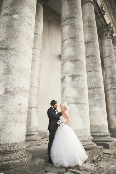 Hermosa boda romántica pareja de recién casados abrazos cerca del viejo castillo —  Fotos de Stock