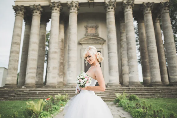 Güzel şık sarışın gelin eski kale poz