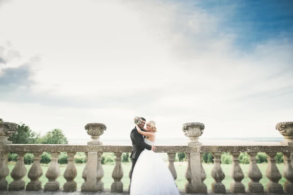 Felice matrimonio coppia abbracciare e baciare su sfondo vecchio castello — Foto Stock