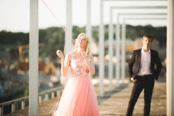 Amantes hombre y mujer abrazándose al aire libre — Foto de Stock