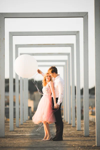 Älskar man och kvinna omfamnar varandra utomhus — Stockfoto