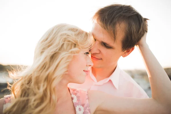 Primer plano retrato de feliz sonriente pareja enamorada posando en el techo con grandes bolas. Ciudad del paisaje — Foto de Stock