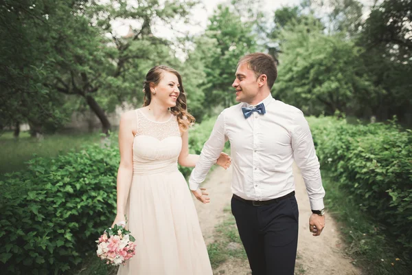 Luxe getrouwd huwelijkspaar, bruid en bruidegom poseren in park — Stockfoto