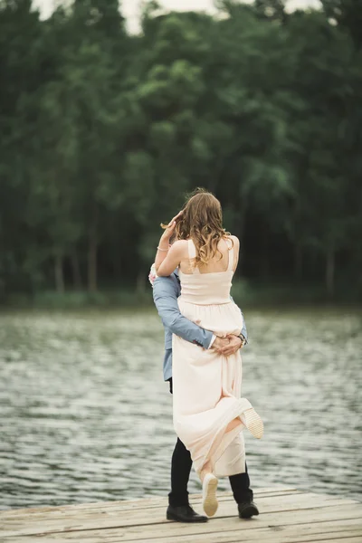 携带附近湖泊和森林的新娘新郎 — 图库照片