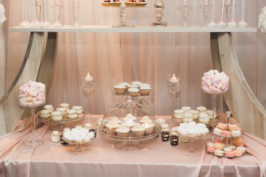 Çeşitli lezzetli tatlılar, yemek fikirleri ve kutlamalarla dolu bir büfe.