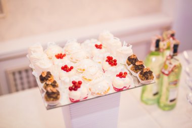 Enfes ve lezzetli bir tatlı masası ve resepsiyonda kapkek fotoğrafları.