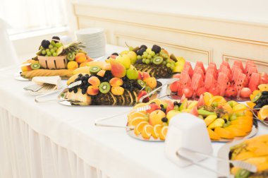 Düğün büfesinde farklı taze meyveler.