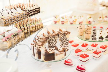 Lezzetli düğün resepsiyonu, tatlı masası.