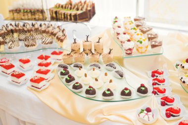 Lezzetli düğün resepsiyonu, tatlı masası.