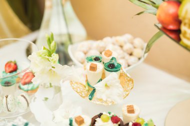 Enfes ve lezzetli bir tatlı masası ve resepsiyonda kapkek fotoğrafları.