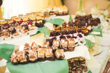 Enfes ve lezzetli bir tatlı masası ve resepsiyonda kapkek fotoğrafları.