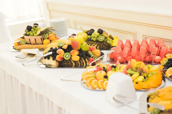 Διαφορετικά φρέσκα φρούτα στο τραπέζι του γάμου — Φωτογραφία Αρχείου