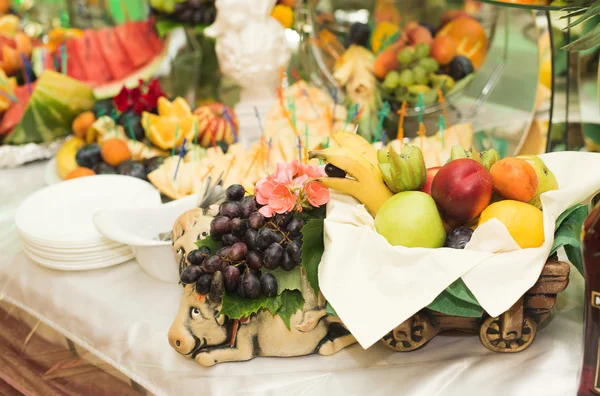 Autentickou formou bufetu, různé čerstvé ovoce, bobule a citrusy. Příprava návrhu kreativní menu — Stock fotografie