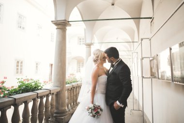 Lüks evli çift, gelin ve damat eski şehirde poz veriyor.