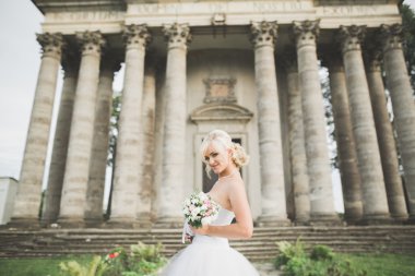 Mükemmel gelinlik ve buket eski kale poz ile güzel zarif gelin