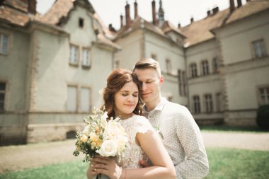 Mutlu düğün kaç sarılma ve birbirlerine arka plan eski kale üzerinde gülümseyen