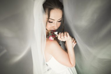 Güzel genç Gelin Makyaj ve saç yatak, yeni evli kadın son hazırlık ve sunuş düğün için ile. Mutlu kız bekleyen damat. Portre yumuşak odak