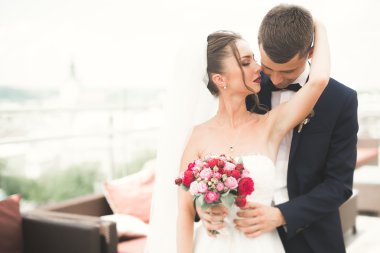 Güzel çift, gelin ve damat ile eski şehir'in backgrounf balkonda poz