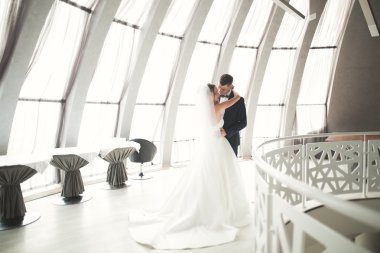 Güzel, mutlu bir düğün çifti, güzel şehirde uzun beyaz elbiseli bir gelin.