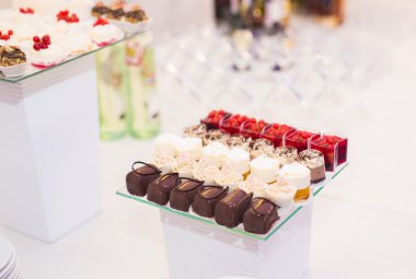 Enfes ve lezzetli bir tatlı masası ve resepsiyonda kapkek fotoğrafları.