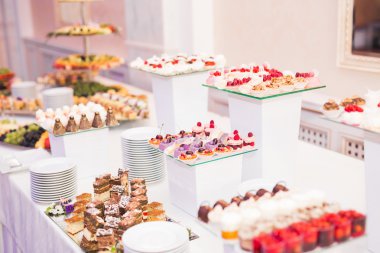 Lezzetli düğün resepsiyonu, tatlı masası.