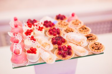 Enfes ve lezzetli bir tatlı masası ve resepsiyonda kapkek fotoğrafları.